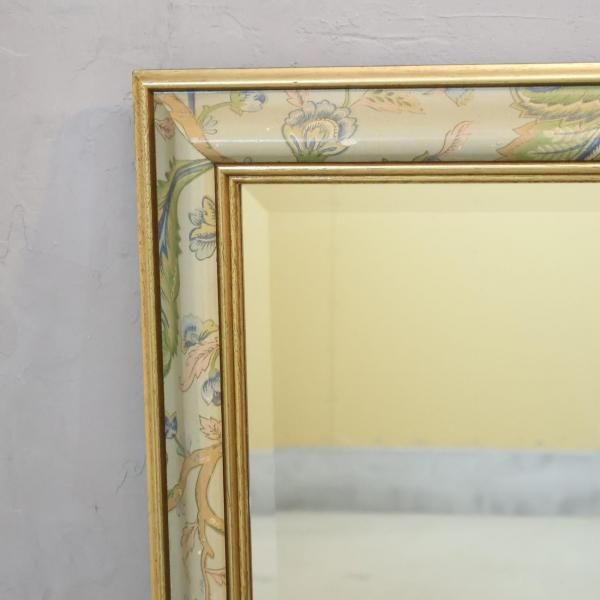 イタリア製のアンティーク調ウォールミラーです。花柄模様が施