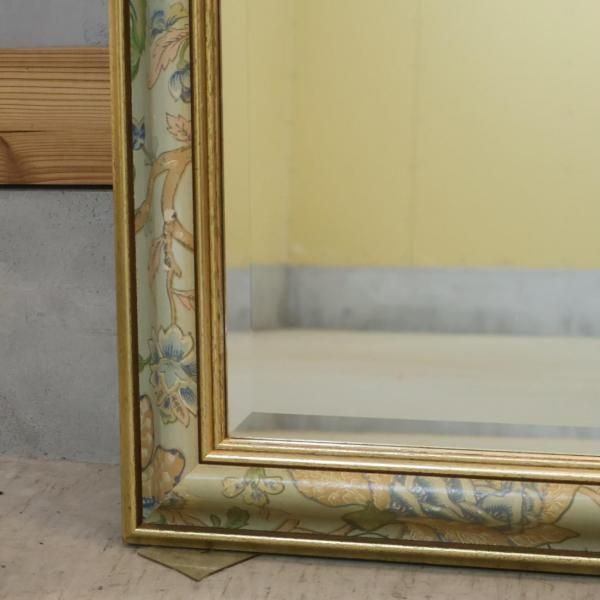 イタリア製のアンティーク調ウォールミラーです。花柄模様が施