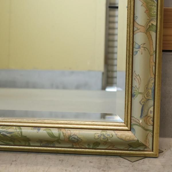 イタリア製のアンティーク調ウォールミラーです。花柄模様が施