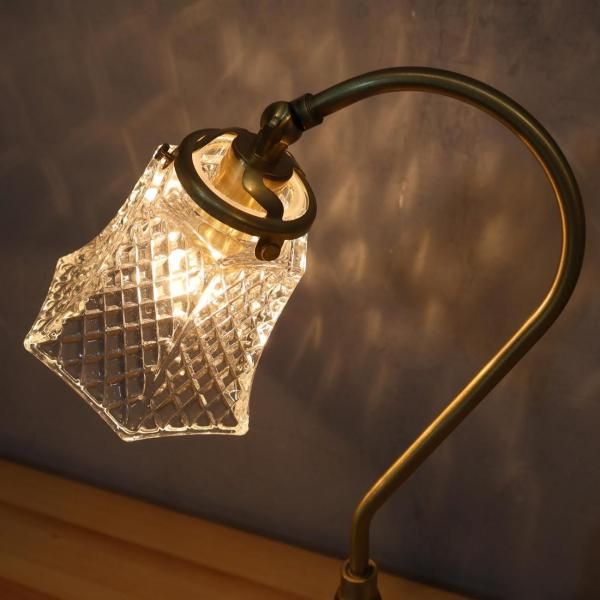 sunyow(サンヨウ)のアンティーク調テーブルランプです