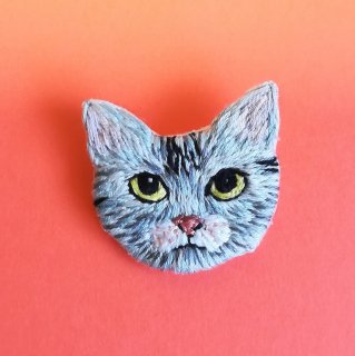 猫の刺繍ブローチ