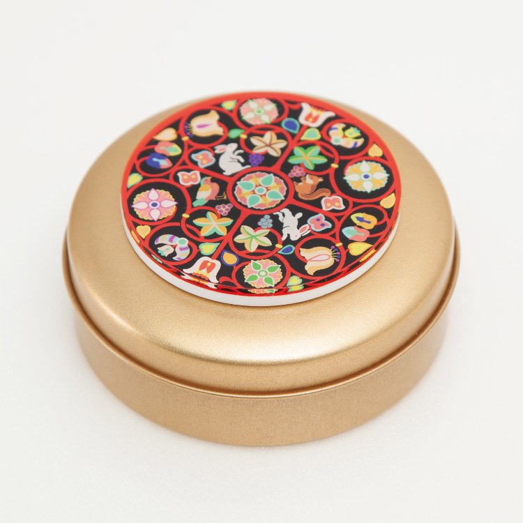 川島織物セルコンデザインの「京チョコ飴 和紋マグネット付 唐草円文」もあります。商品はこちら。