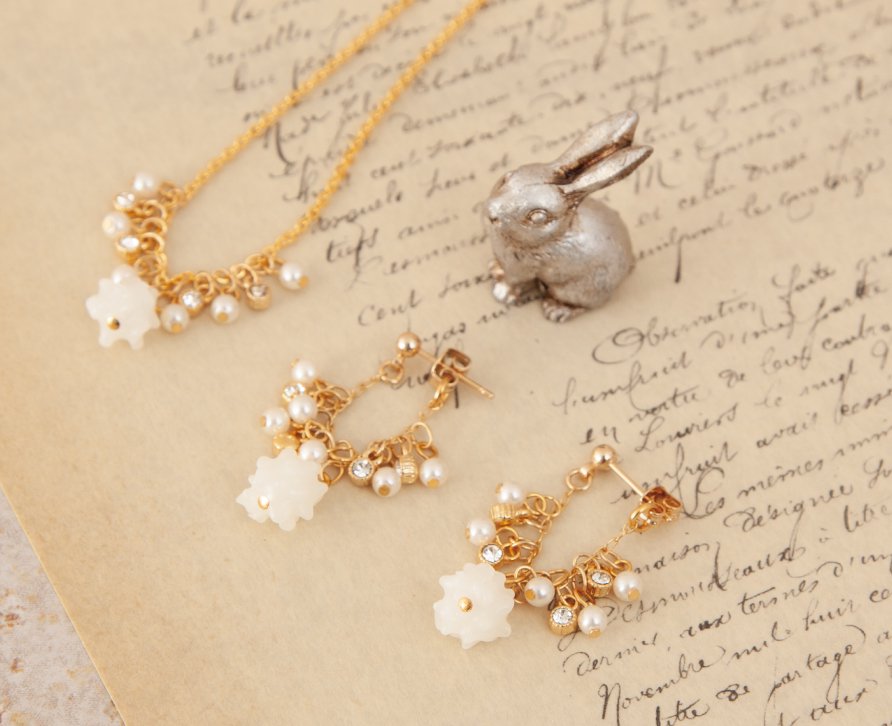 白色金平糖饰有非常精致的珍珠和锆石。