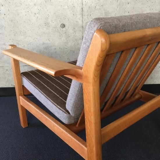 ボーエモーエンセンのイージーチェア、グレーの布張りヘッドレスト付き椅子