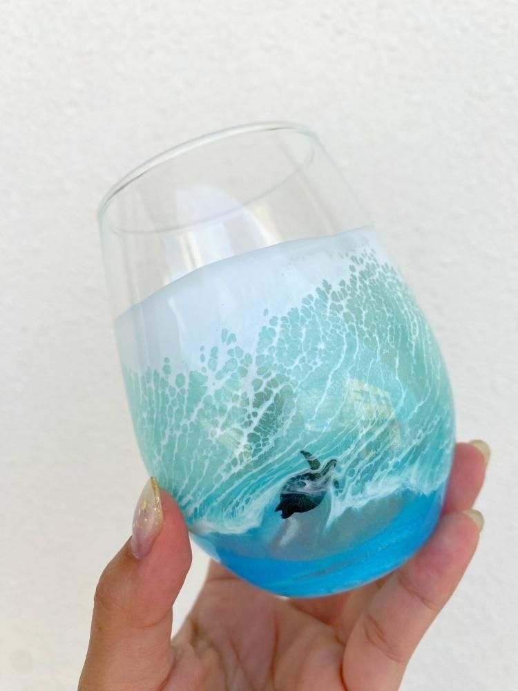 沖縄ギフト - 宮古島の海を泳ぐウミガメを描いたアートグラス 沖縄ギフト - 宮古島の海を泳ぐウミガメを描いたアートグラス