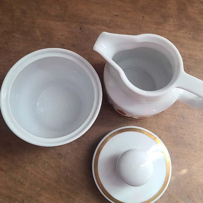 ミシン：　蚤の市：ティーポット、シュガーポット、ミルクジャー、 ミシン： 蚤の市：ティーポット、シュガーポット、ミルクジャー