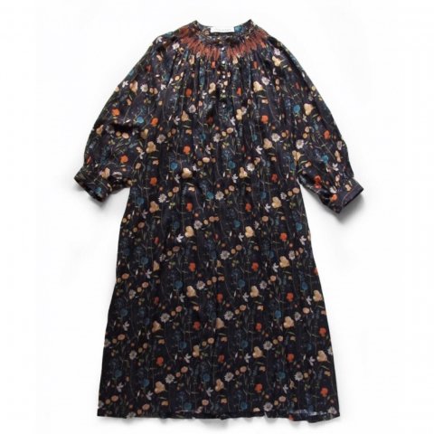 Porter des boutons “LIBERTY PRINTスモッキング刺繍ドレス”