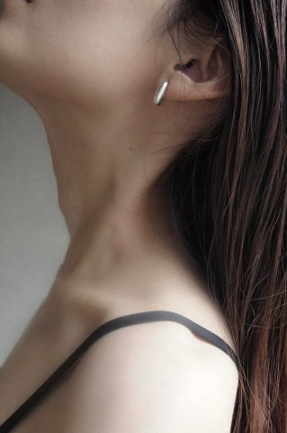 Lana Swans droplet pierce