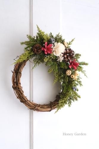 松ぼっくりと木の実の三日月リース - honeygarden