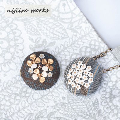 nijiiro works 亀田縞と大島紬の生地を使ったブローチにもなるバッグチャーム レディースかわいいブローチ