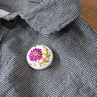 mia 手刺繍 花柄 ブローチ くるみボタンに刺繍された可愛いブローチ