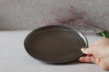 庄司理恵｜オーバル皿｜小｜わら灰｜黒｜深皿｜楽しいうつわ｜作家の