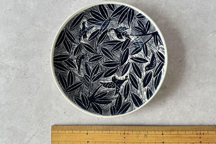 吉村尚子｜掻き落とし皿｜トリと笹｜作家のうつわ通販｜うつわ