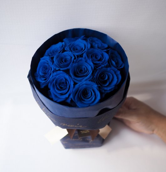 プリザーブドフラワー ダーズンローズ12本 枯れない花 濃い青ディープブルーのバラ置ける花束 青いバラ だから さらにカッコよく 誕生日記念日 バレンタイン ホワイトデー プロポーズ 母の日 Flowersalon Osamu