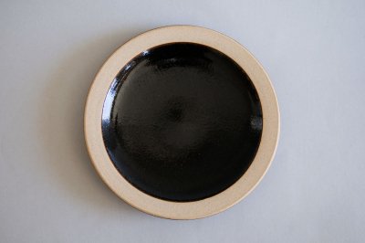 出西窯 -  縁焼き締め皿 7寸〈黒〉