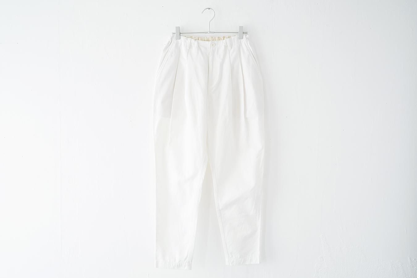 ゴーシュ - コットンカツラギタックテーパードパンツ〈ホワイト ゴーシュ - コットンカツラギタックテーパードパンツ〈ホワイト