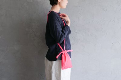 formuniform - Drawstring bag for iPhone with strap〈ネオンピンク〉