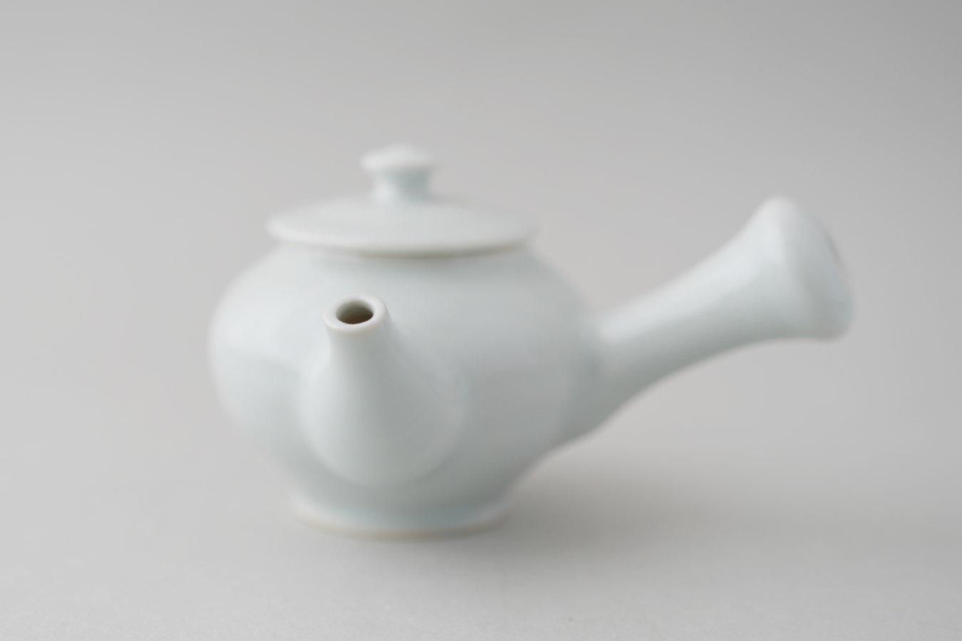 白磁 草花文瓶〕勝久 白磁工房 - 急須大〈白磁〉 - THE STABLES online