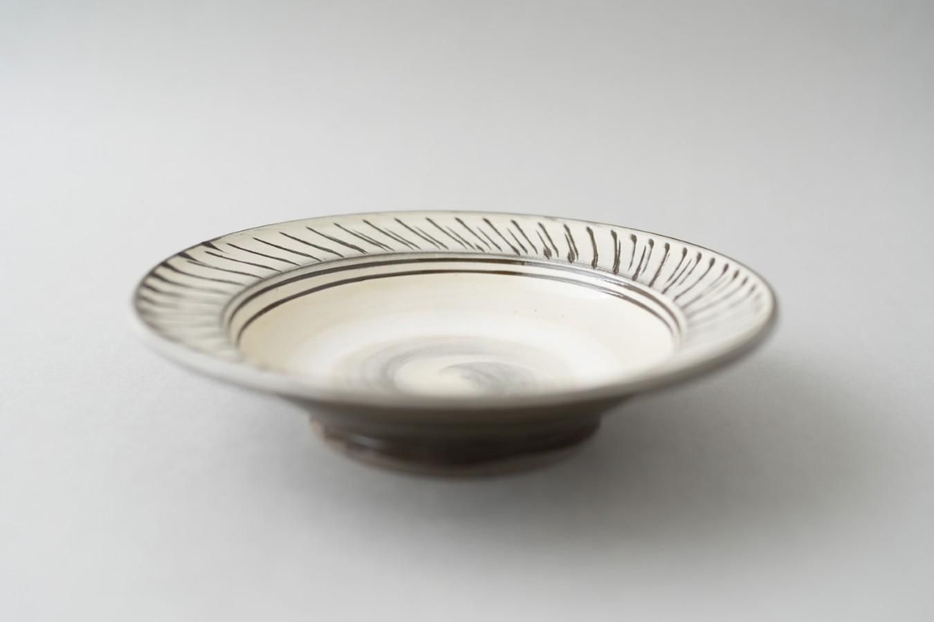 小鹿田焼 / 坂本工窯 - 7寸リム皿 〈飛鉋・白〉 - THE STABLES online