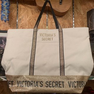 <img class='new_mark_img1' src='https://img.shop-pro.jp/img/new/icons14.gif' style='border:none;display:inline;margin:0px;padding:0px;width:auto;' />VICTRIA'S SECRET totebag (GOLD)