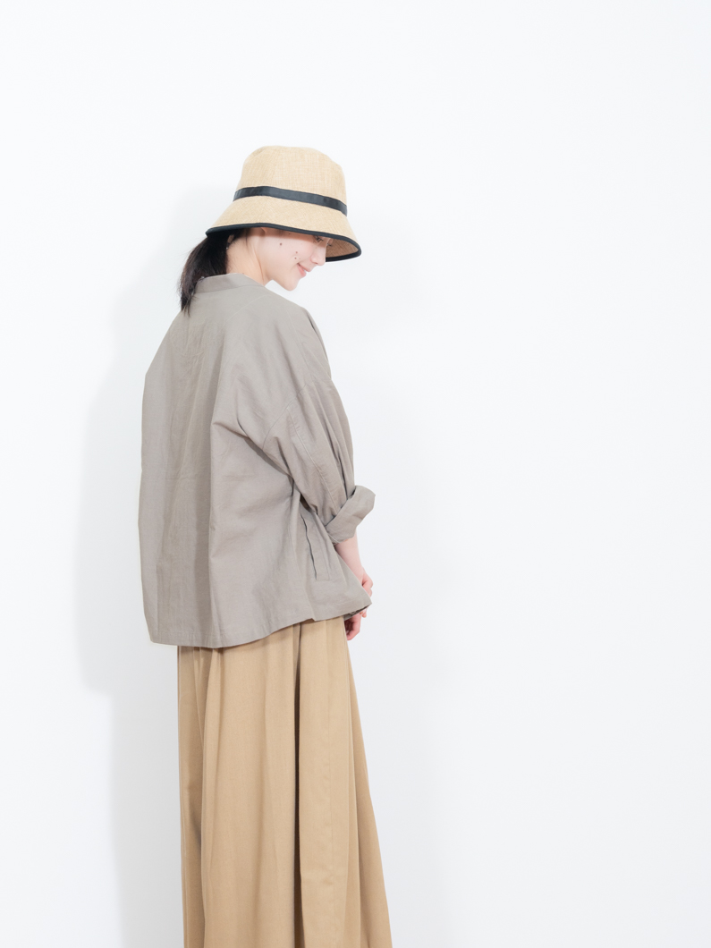 美品　かぐれ　リネングレーカーディガン かぐれ（カグレ）の「リネンクルーネックカーディガン