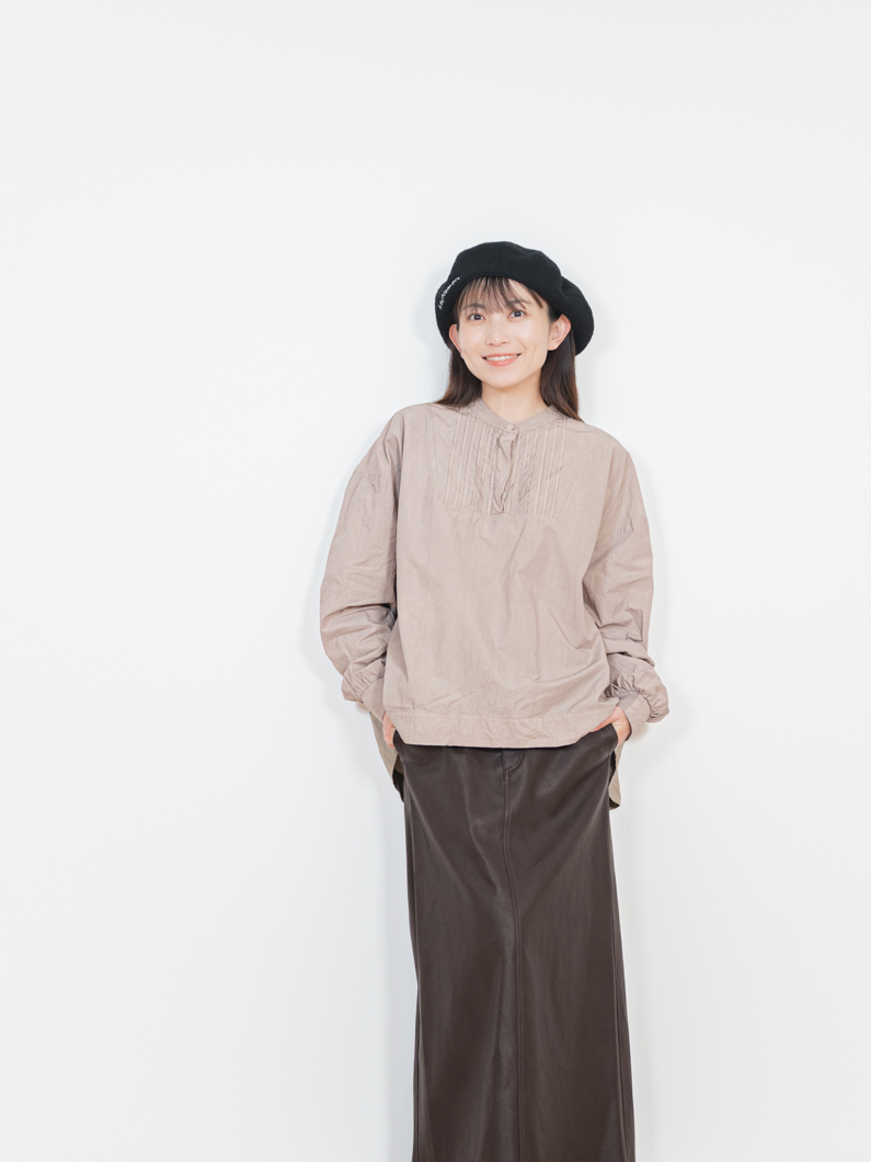 衣織ページ コラボアイテム UZUIROバイカラーピンタックブラウス