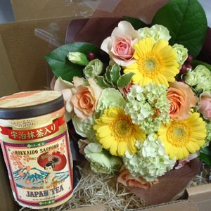 お茶の土倉さんのとのコラボ品『お茶と季節の花束のギフトボックス』