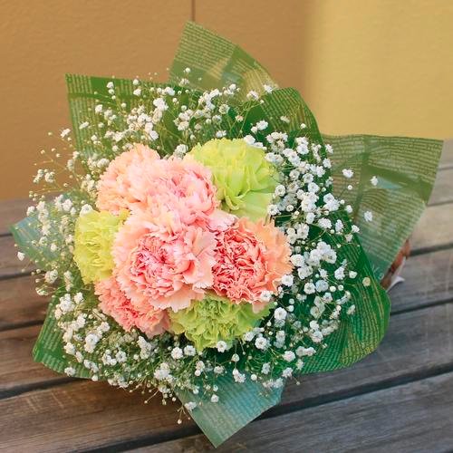 人気の花束です カーネーションとカスミソウの花束 フローリスト彩花 北海道札幌市のお花屋さん