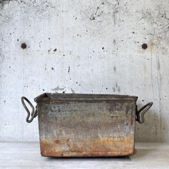 ANTIQUE TIN BOX