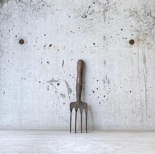 ANTIQUE SHOVEL 