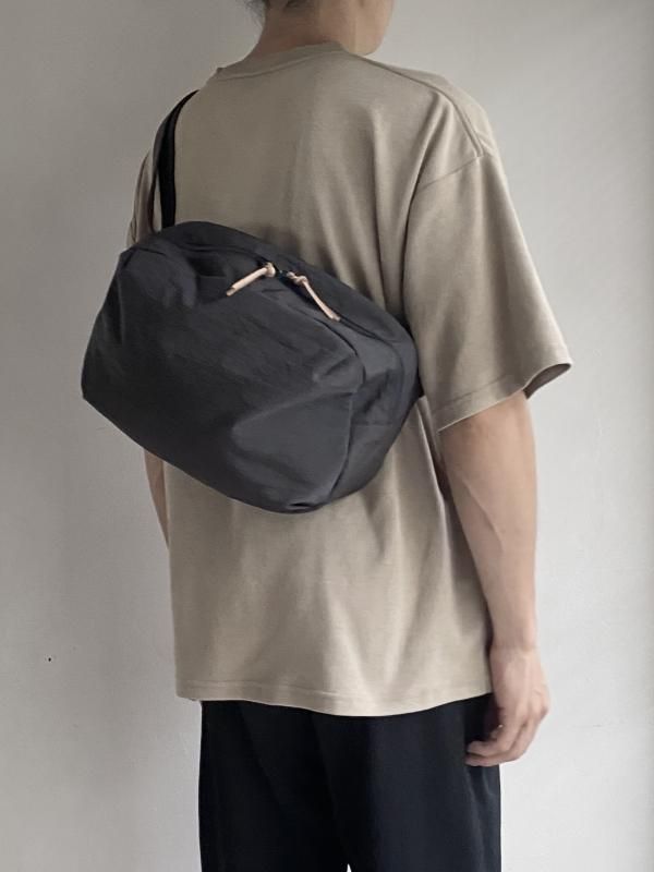 SALE/// FUKUI SIWAナイロンボディバッグL グレージュ - NIZYU