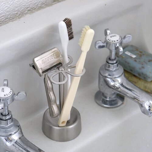 <img class='new_mark_img1' src='https://img.shop-pro.jp/img/new/icons58.gif' style='border:none;display:inline;margin:0px;padding:0px;width:auto;' />1050.4-HOLES TOOTHBRUSH HOLDER(white / silver)