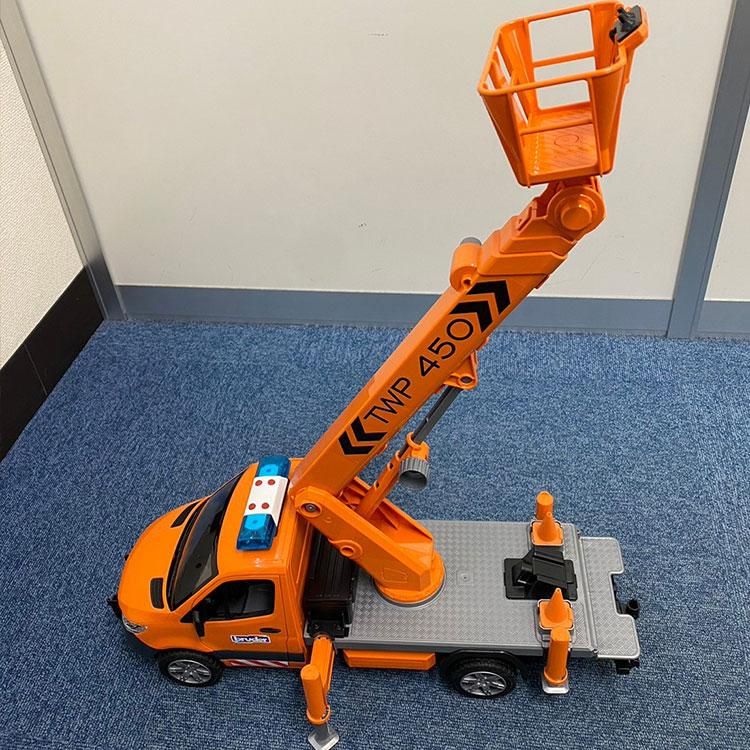 Amazon.co.jp: bruder ブルーダー MB 高所作業車 BR02679 : おもちゃ