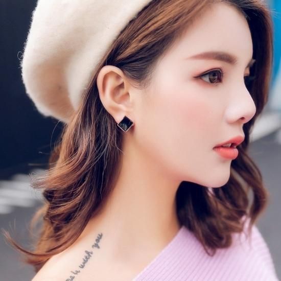 即納 スタッドピアス 可愛い大人女子への正方形カーブブラックピアス 韓国 ワンピース ドレス 通販レディースmarron マロン 即納 スタッドピアス 可愛い大人女子への正方形カーブブラックピアス 韓国 ワンピース ドレス 通販レディースmarron マロン