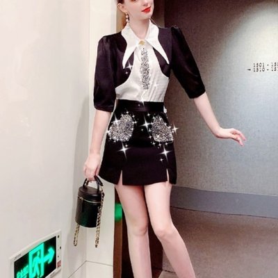 韓国セットアップ❤三角襟ブラウスとハート型ビジュー付きスカートの可愛い韓国ツーピース 964652