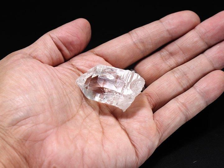 超レア　ガネーシュヒマール産　ヘマタイト付きクリスタル　ポイント ガネーシュヒマール産ヒマラヤ水晶ポイント - ヒマラヤ水晶専門