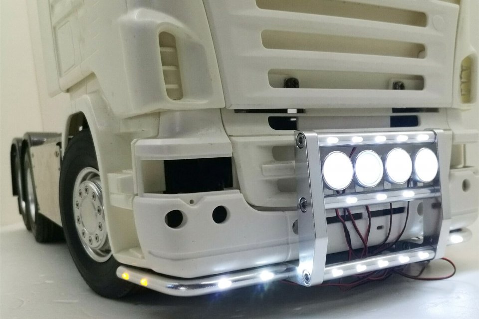 SCANIA用 フロントLEDグリルガード<img class='new_mark_img2' src='https://img.shop-pro.jp/img/new/icons1.gif' style='border:none;display:inline;margin:0px;padding:0px;width:auto;' />