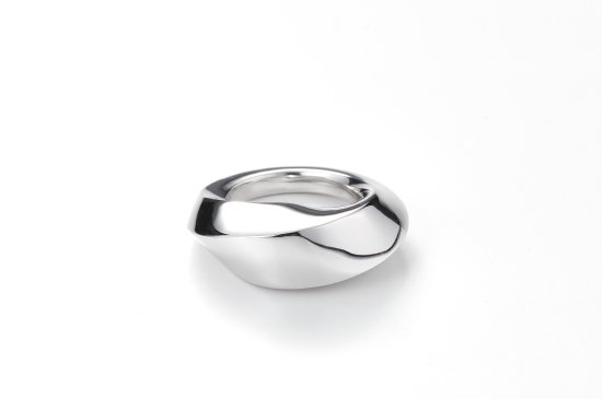 MOON SHAPED MOBIUS RING / L