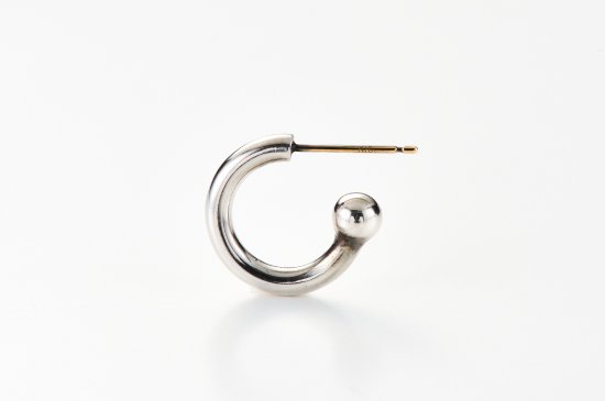 <img class='new_mark_img1' src='https://img.shop-pro.jp/img/new/icons8.gif' style='border:none;display:inline;margin:0px;padding:0px;width:auto;' />SMALL HAND-BENDING PIERCED EARRING