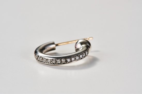 SMALL HAND-BENDING PIERCED EARRING  WITH DIAMONDS