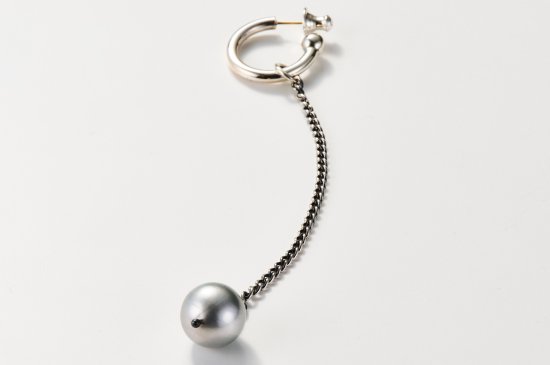 <img class='new_mark_img1' src='https://img.shop-pro.jp/img/new/icons8.gif' style='border:none;display:inline;margin:0px;padding:0px;width:auto;' />LARGE HAND-BENDING PIERCED EARRING WITH CHAIN PARTS / TYPE-SHELL
