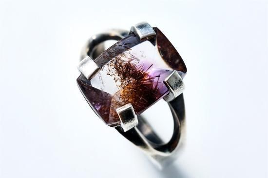  GOETHITE IN AMETHYST RING / NO'2