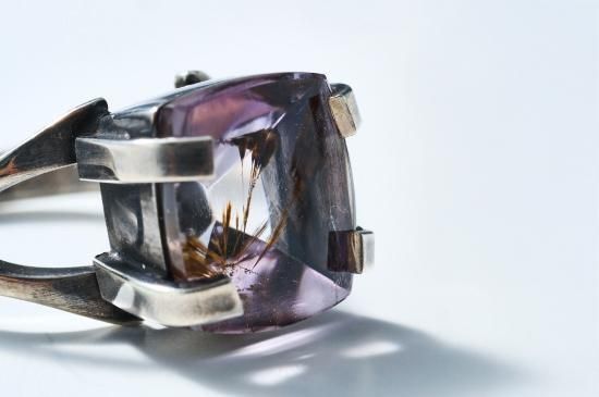  GOETHITE IN AMETHYST RING / NO'3