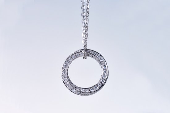 <img class='new_mark_img1' src='https://img.shop-pro.jp/img/new/icons6.gif' style='border:none;display:inline;margin:0px;padding:0px;width:auto;' />mobius necklace with diamonds