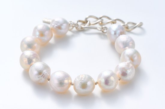 <img class='new_mark_img1' src='https://img.shop-pro.jp/img/new/icons6.gif' style='border:none;display:inline;margin:0px;padding:0px;width:auto;' />LARGE BAROQUE PEARL BRACELET