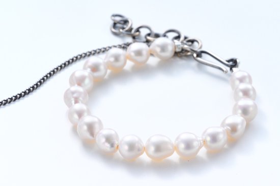 <img class='new_mark_img1' src='https://img.shop-pro.jp/img/new/icons27.gif' style='border:none;display:inline;margin:0px;padding:0px;width:auto;' />BAROQUE PEARL BRACELET