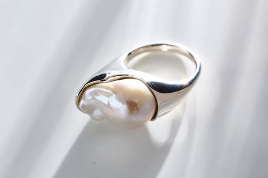 <img class='new_mark_img1' src='https://img.shop-pro.jp/img/new/icons2.gif' style='border:none;display:inline;margin:0px;padding:0px;width:auto;' /> Freshwater Pearl Ring / No'2
