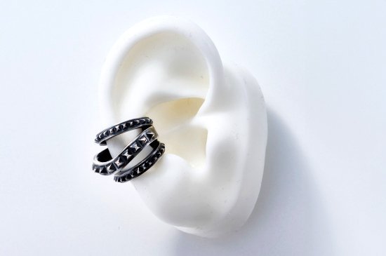 <img class='new_mark_img1' src='https://img.shop-pro.jp/img/new/icons3.gif' style='border:none;display:inline;margin:0px;padding:0px;width:auto;' />THREE SERIES STUDS EARCUFF 