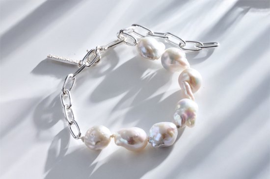 <img class='new_mark_img1' src='https://img.shop-pro.jp/img/new/icons2.gif' style='border:none;display:inline;margin:0px;padding:0px;width:auto;' /> BAROQUE PEARL BRACELET