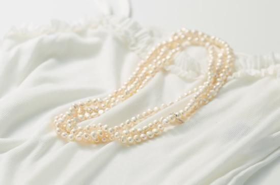 <img class='new_mark_img1' src='https://img.shop-pro.jp/img/new/icons58.gif' style='border:none;display:inline;margin:0px;padding:0px;width:auto;' />VERY LONG PEARL NECKLACE